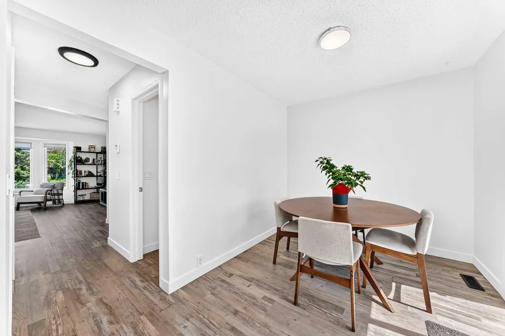3728 Cedarille Drive SW Calgary AB T2W3Z8