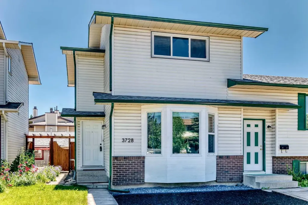 3728 Cedarille Drive SW Calgary AB T2W3Z8