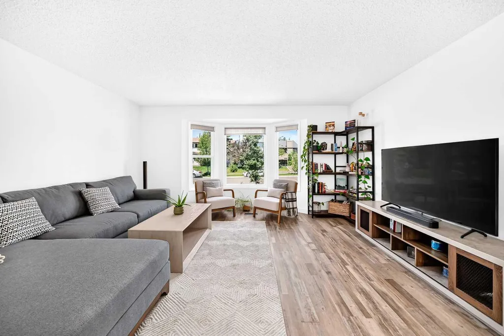 3728 Cedarille Drive SW Calgary AB T2W3Z8