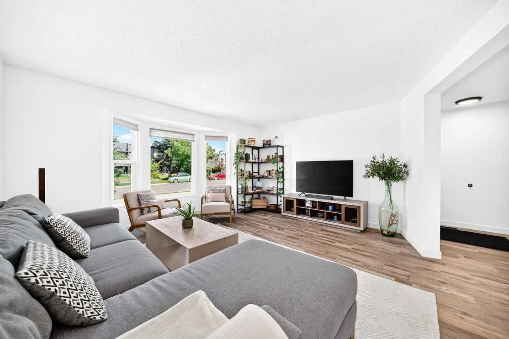 3728 Cedarille Drive SW Calgary AB T2W3Z8
