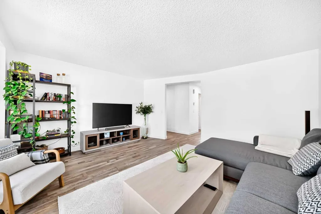 3728 Cedarille Drive SW Calgary AB T2W3Z8