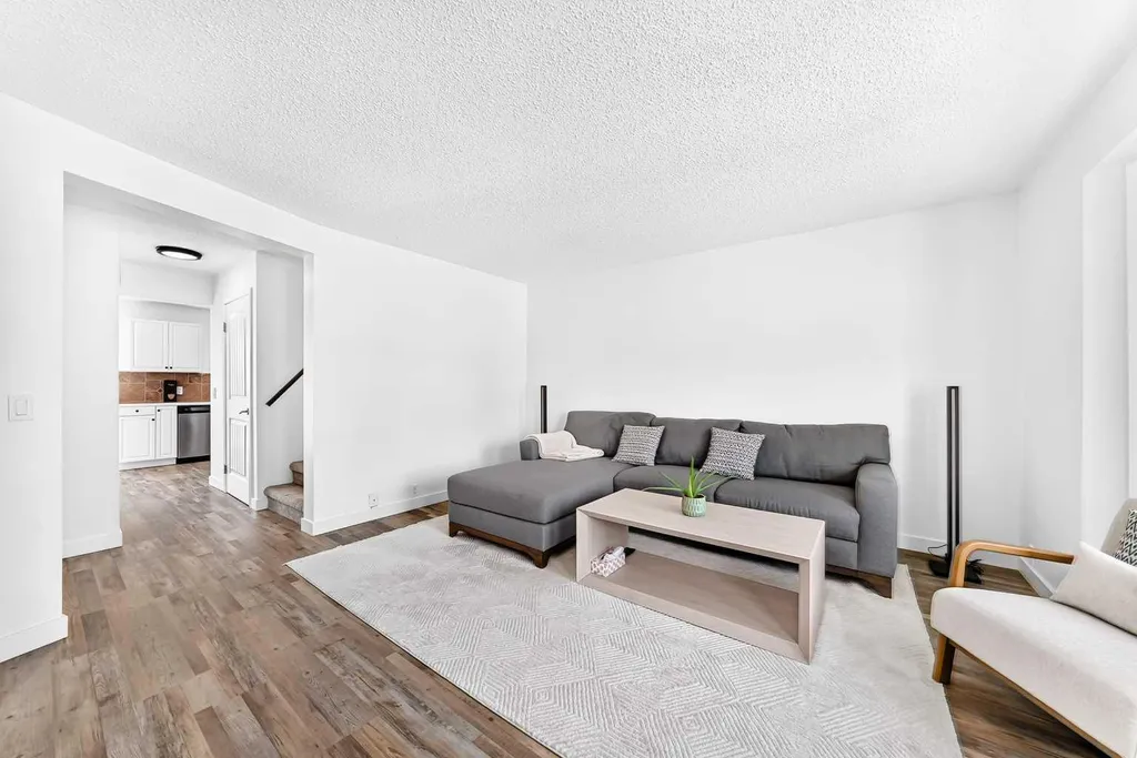 3728 Cedarille Drive SW Calgary AB T2W3Z8
