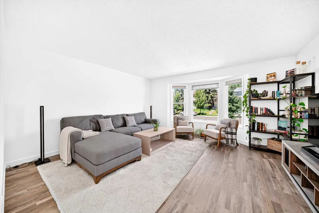 3728 Cedarille Drive SW Calgary AB T2W3Z8