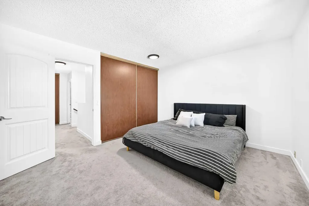 3728 Cedarille Drive SW Calgary AB T2W3Z8