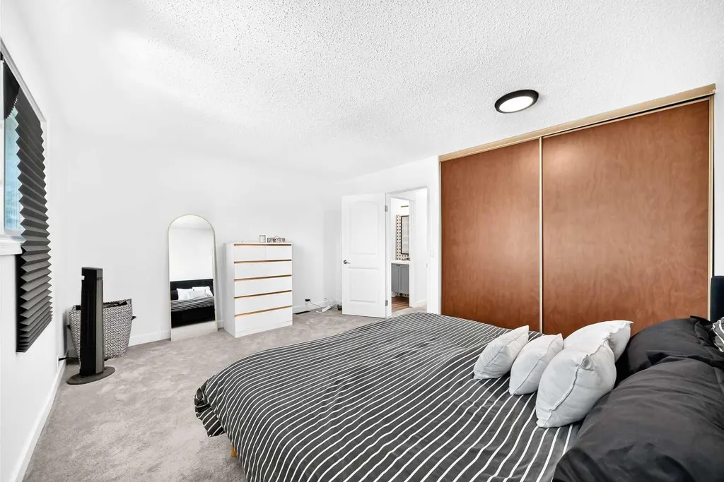 3728 Cedarille Drive SW Calgary AB T2W3Z8