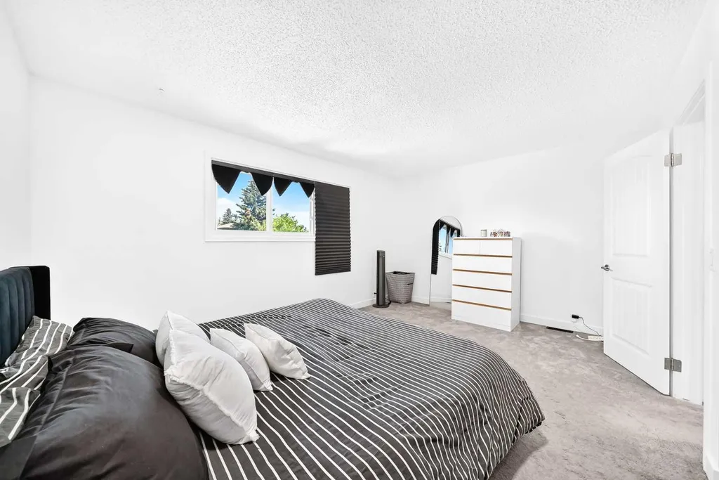 3728 Cedarille Drive SW Calgary AB T2W3Z8