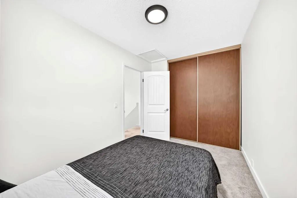 3728 Cedarille Drive SW Calgary AB T2W3Z8