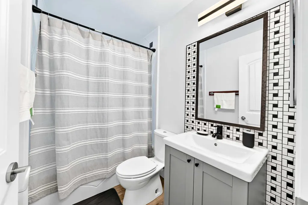 3728 Cedarille Drive SW Calgary AB T2W3Z8