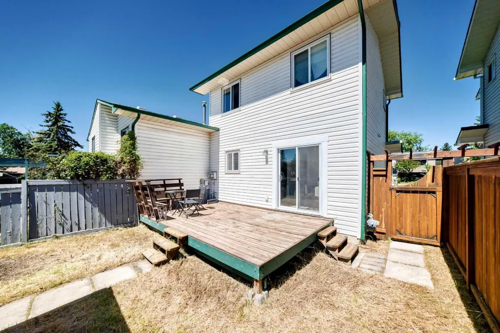 3728 Cedarille Drive SW Calgary AB T2W3Z8
