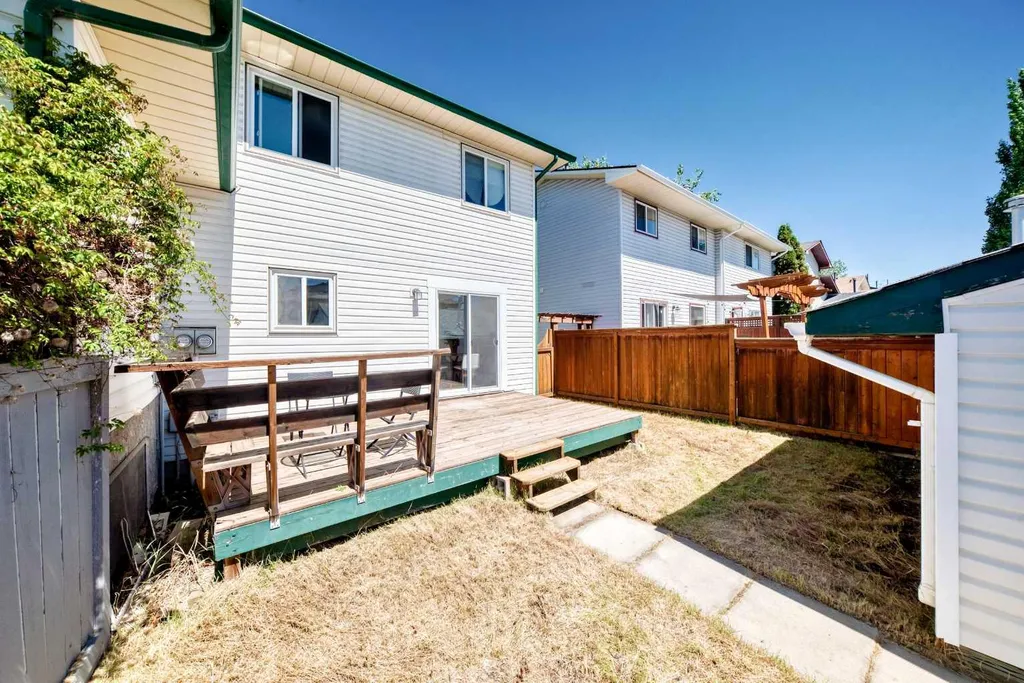 3728 Cedarille Drive SW Calgary AB T2W3Z8