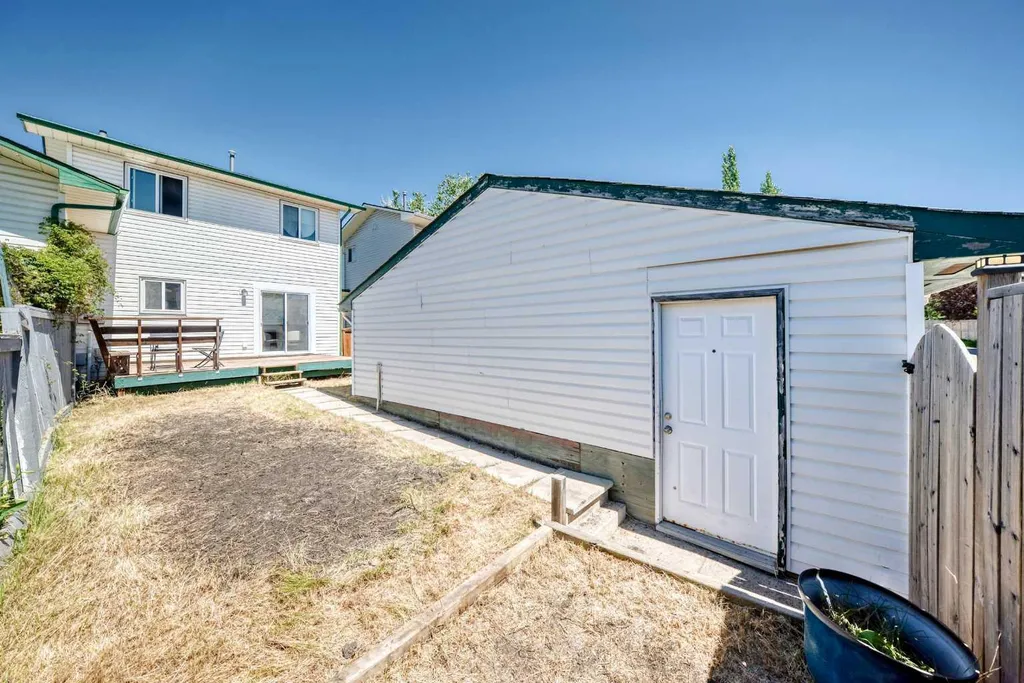 3728 Cedarille Drive SW Calgary AB T2W3Z8
