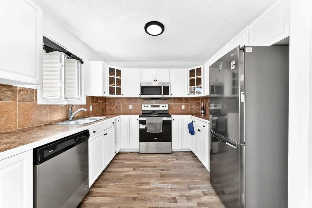 3728 Cedarille Drive SW Calgary AB T2W3Z8
