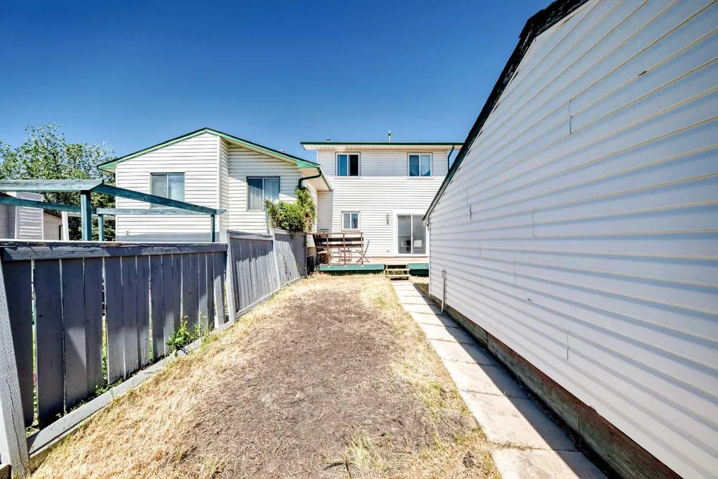 3728 Cedarille Drive SW Calgary AB T2W3Z8