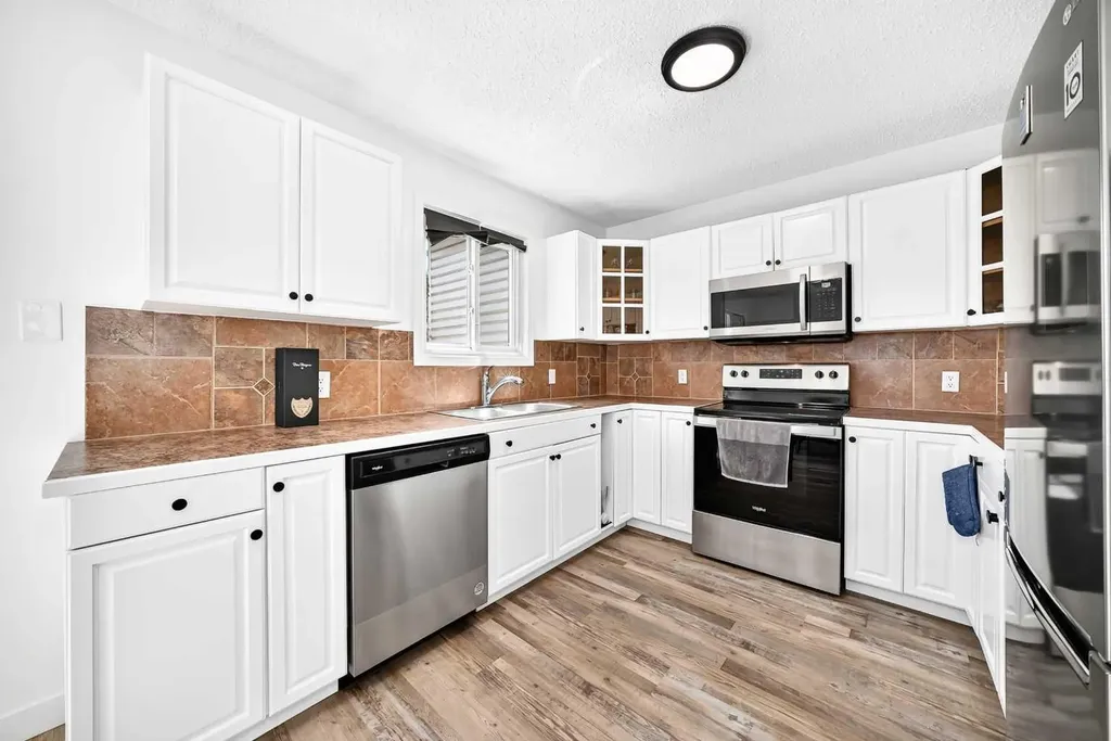 3728 Cedarille Drive SW Calgary AB T2W3Z8