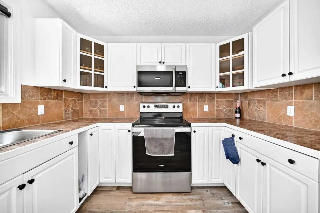 3728 Cedarille Drive SW Calgary AB T2W3Z8