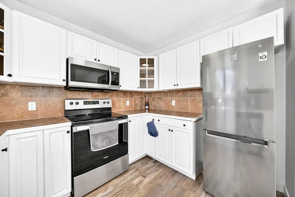 3728 Cedarille Drive SW Calgary AB T2W3Z8