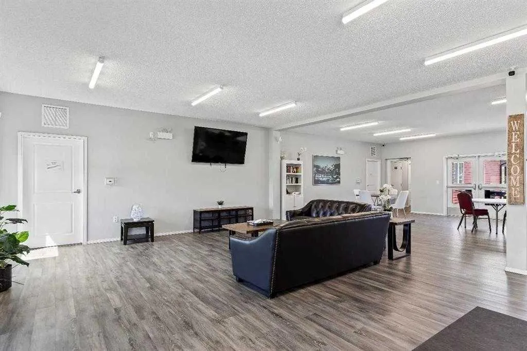 6220 17 Avenue SE Calgary AB T2A 4V5