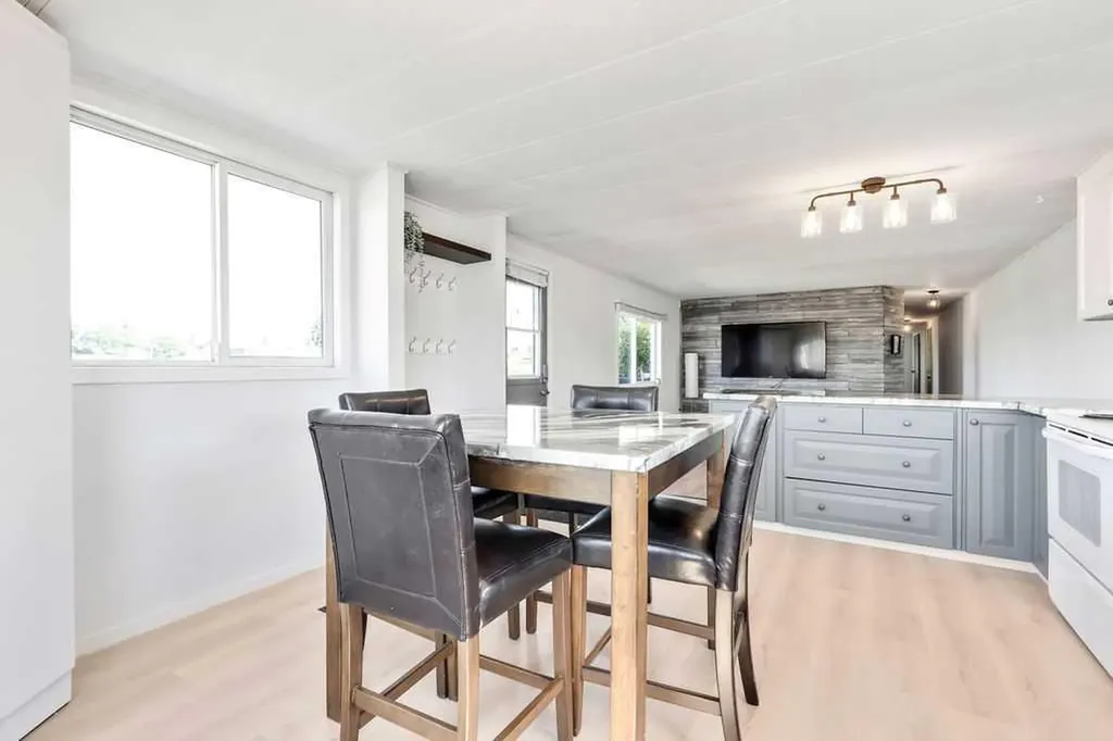 6220 17 Avenue SE Calgary AB T2A 4V5