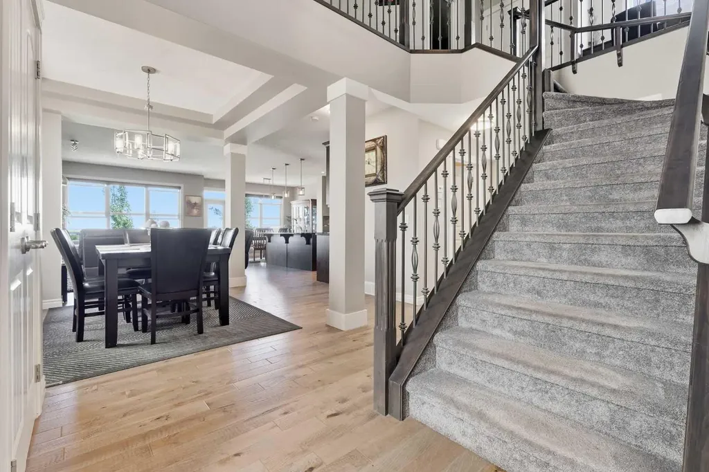 522 Sherwood Boulevard NW Calgary AB T3R 0Y6