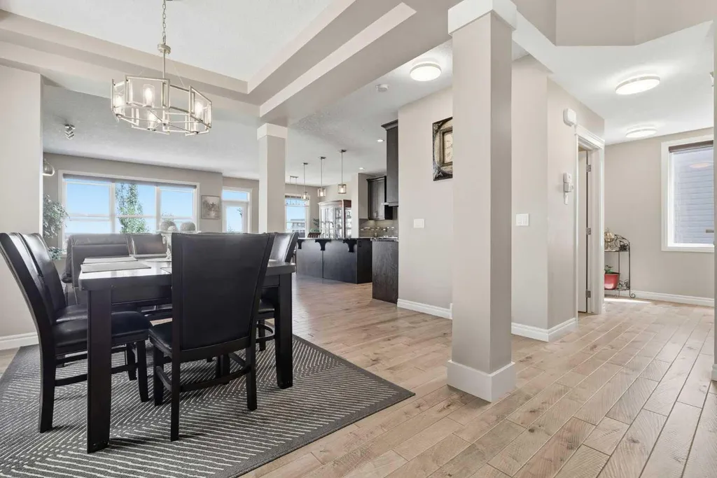522 Sherwood Boulevard NW Calgary AB T3R 0Y6