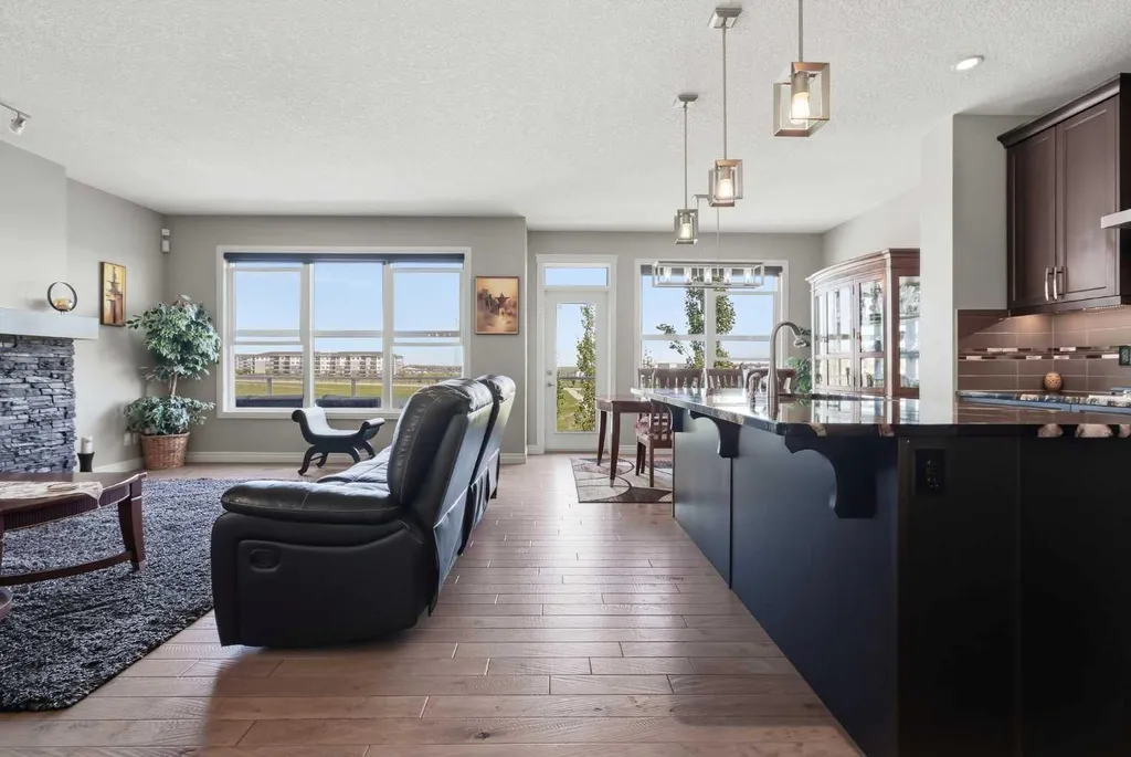 522 Sherwood Boulevard NW Calgary AB T3R 0Y6