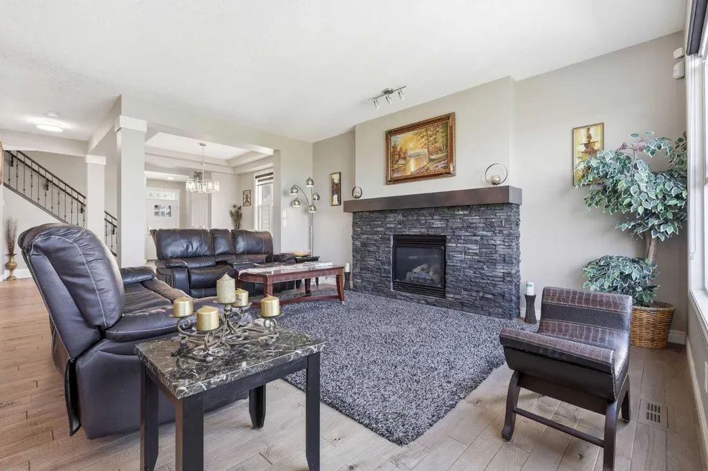 522 Sherwood Boulevard NW Calgary AB T3R 0Y6