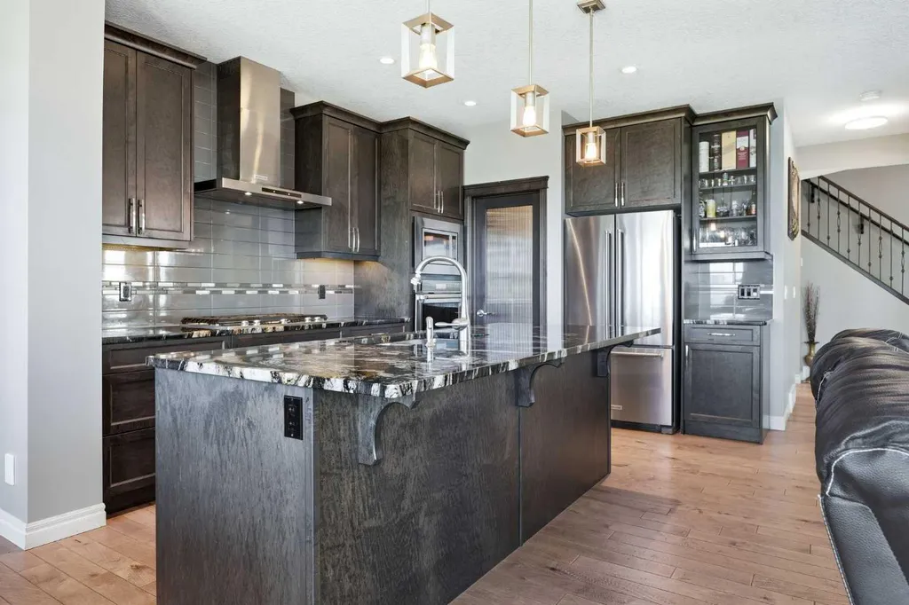 522 Sherwood Boulevard NW Calgary AB T3R 0Y6