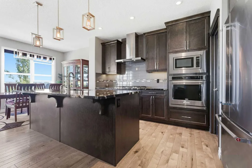 522 Sherwood Boulevard NW Calgary AB T3R 0Y6