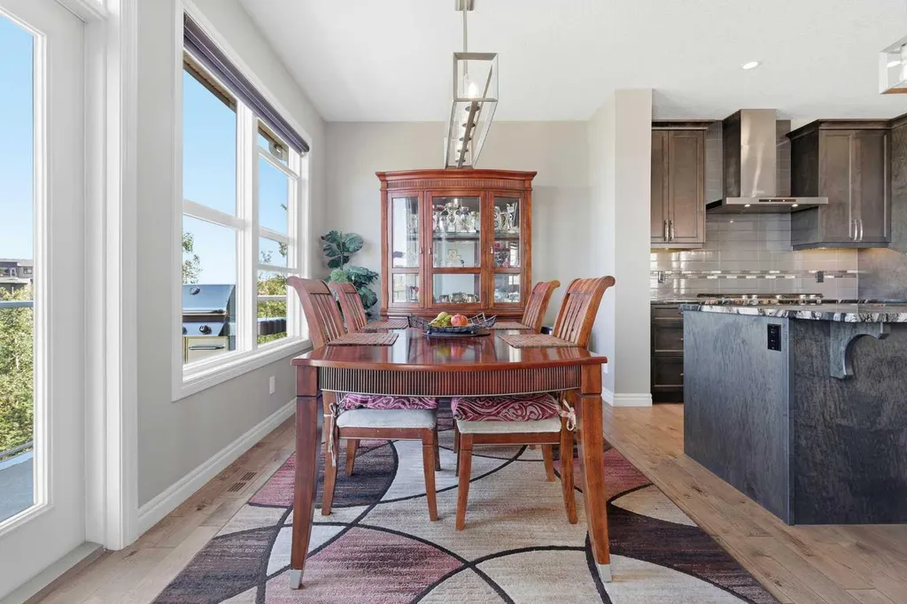 522 Sherwood Boulevard NW Calgary AB T3R 0Y6