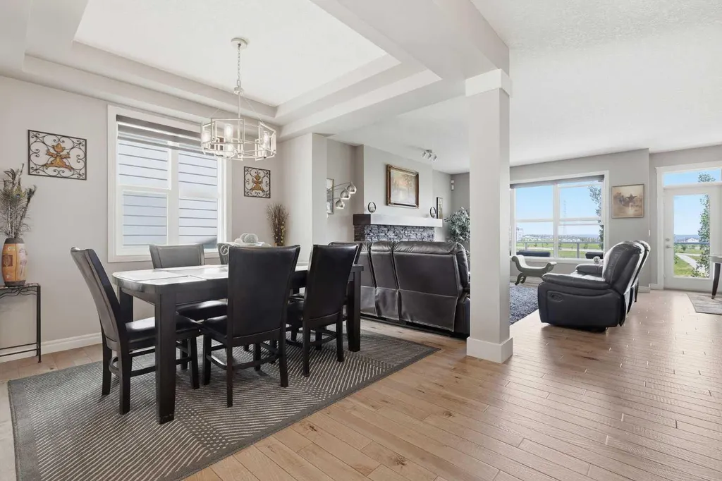 522 Sherwood Boulevard NW Calgary AB T3R 0Y6