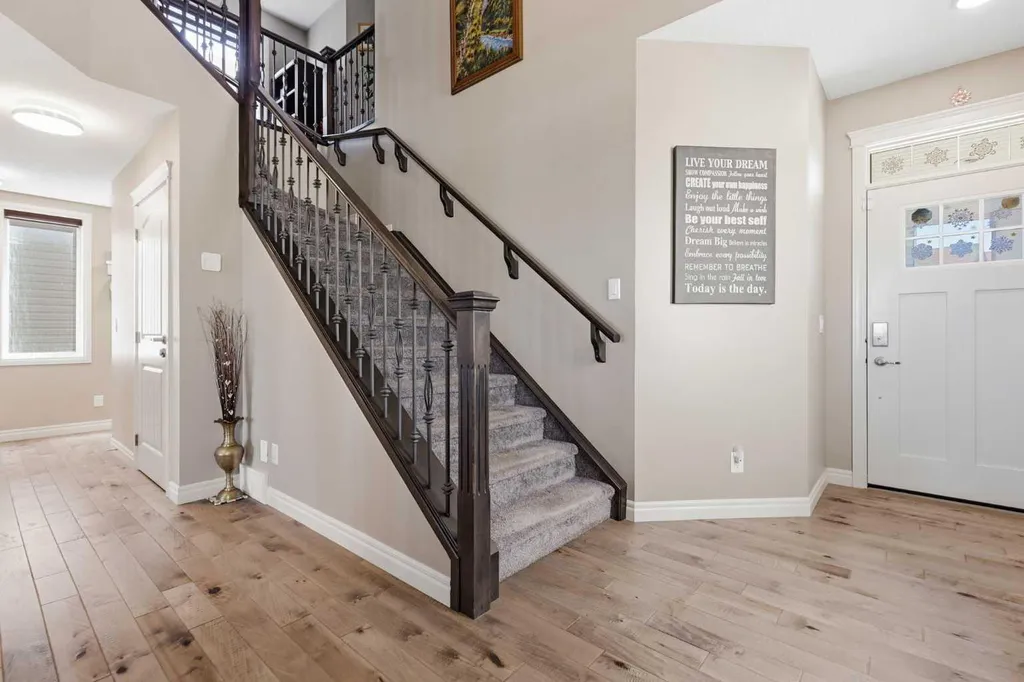 522 Sherwood Boulevard NW Calgary AB T3R 0Y6