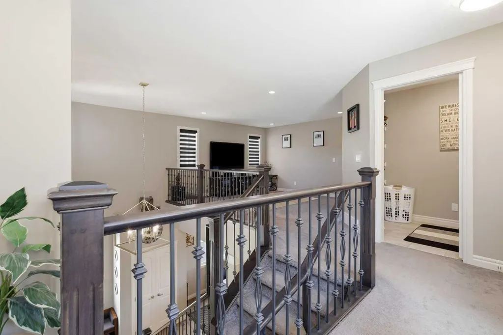 522 Sherwood Boulevard NW Calgary AB T3R 0Y6