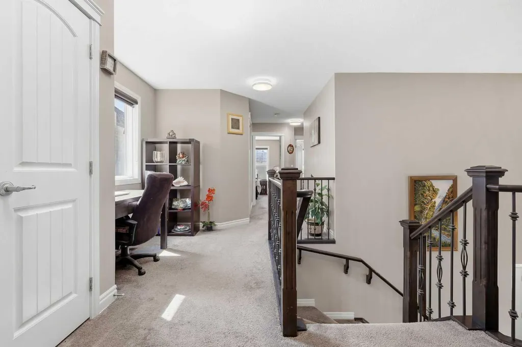 522 Sherwood Boulevard NW Calgary AB T3R 0Y6