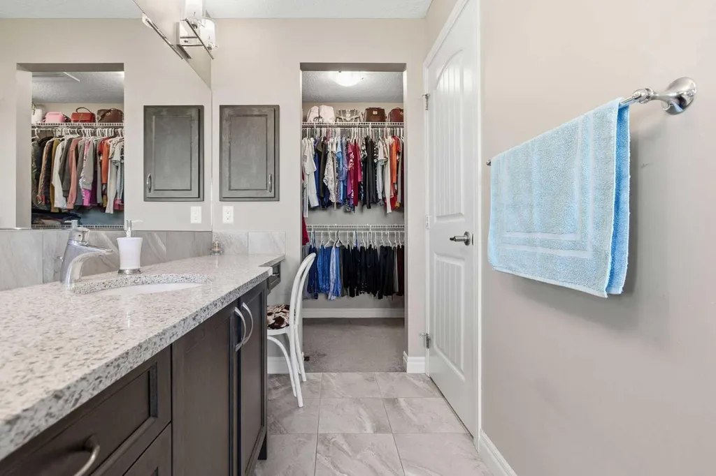 522 Sherwood Boulevard NW Calgary AB T3R 0Y6