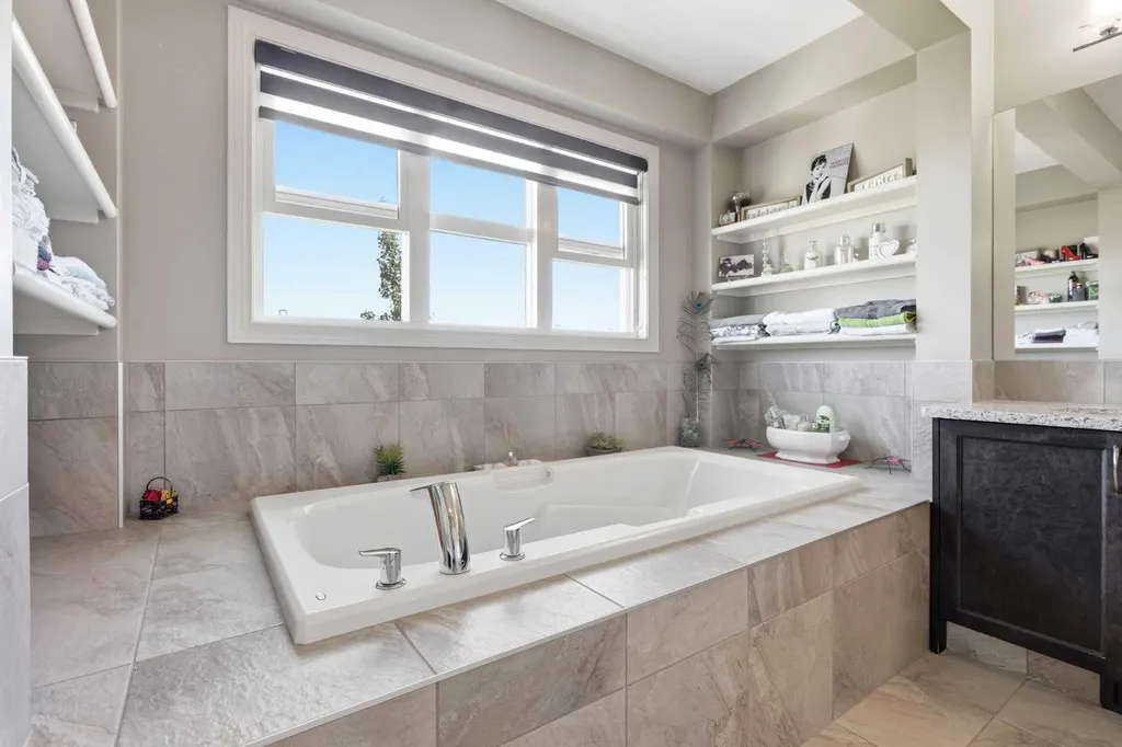 522 Sherwood Boulevard NW Calgary AB T3R 0Y6