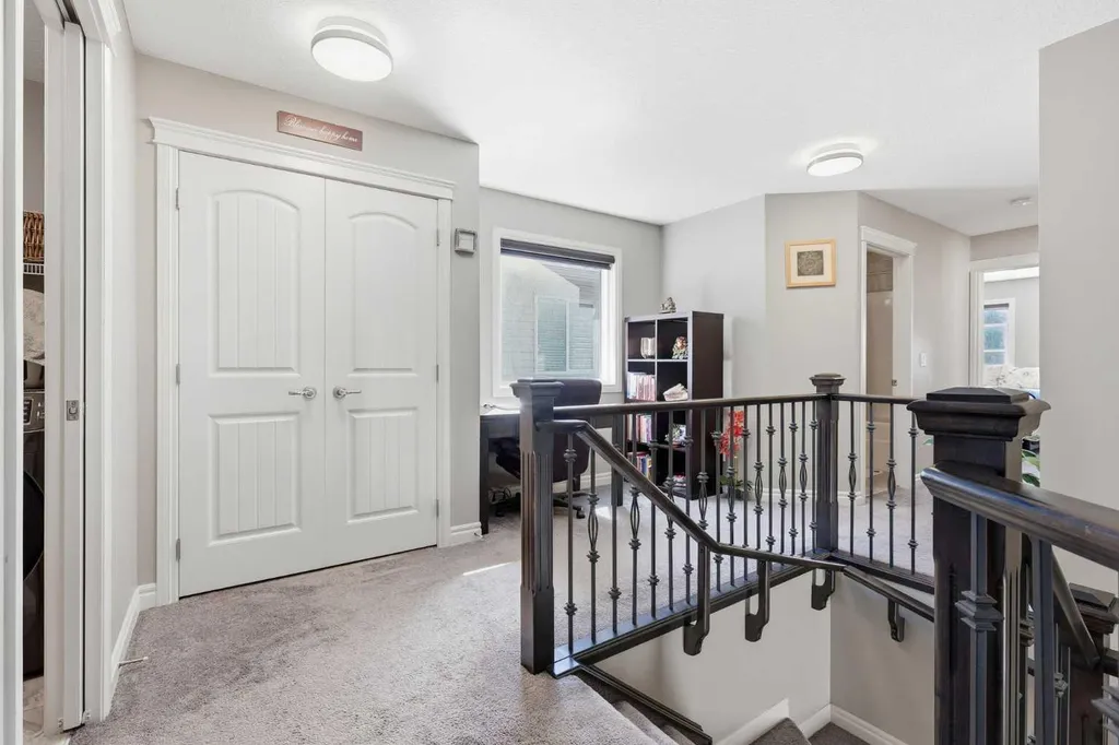 522 Sherwood Boulevard NW Calgary AB T3R 0Y6