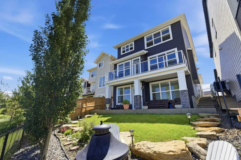 522 Sherwood Boulevard NW Calgary AB T3R 0Y6