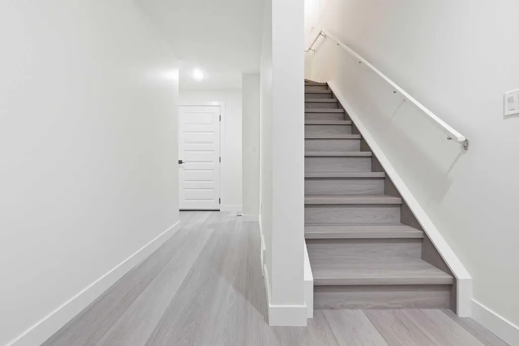 522 Sherwood Boulevard NW Calgary AB T3R 0Y6