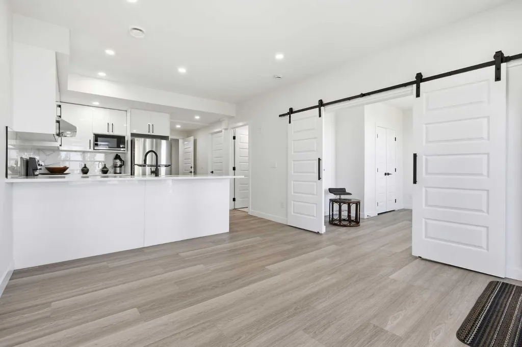 522 Sherwood Boulevard NW Calgary AB T3R 0Y6