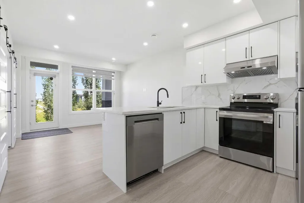 522 Sherwood Boulevard NW Calgary AB T3R 0Y6
