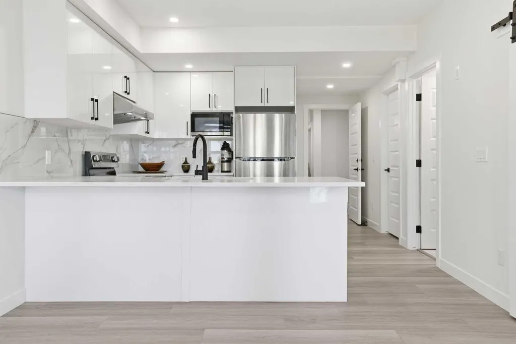 522 Sherwood Boulevard NW Calgary AB T3R 0Y6