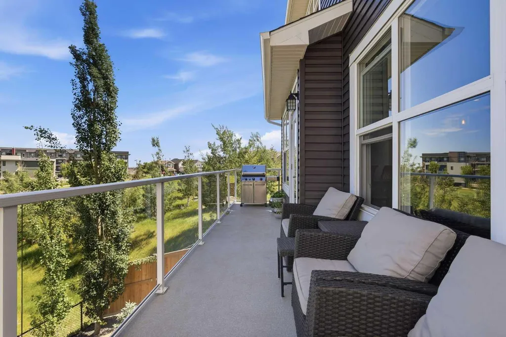 522 Sherwood Boulevard NW Calgary AB T3R 0Y6