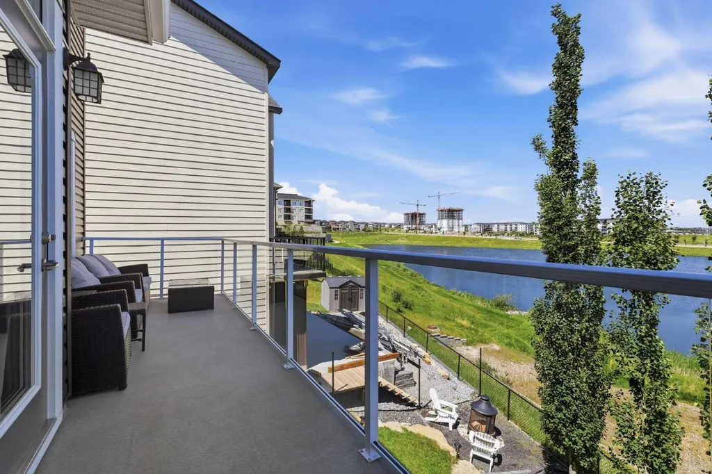 522 Sherwood Boulevard NW Calgary AB T3R 0Y6