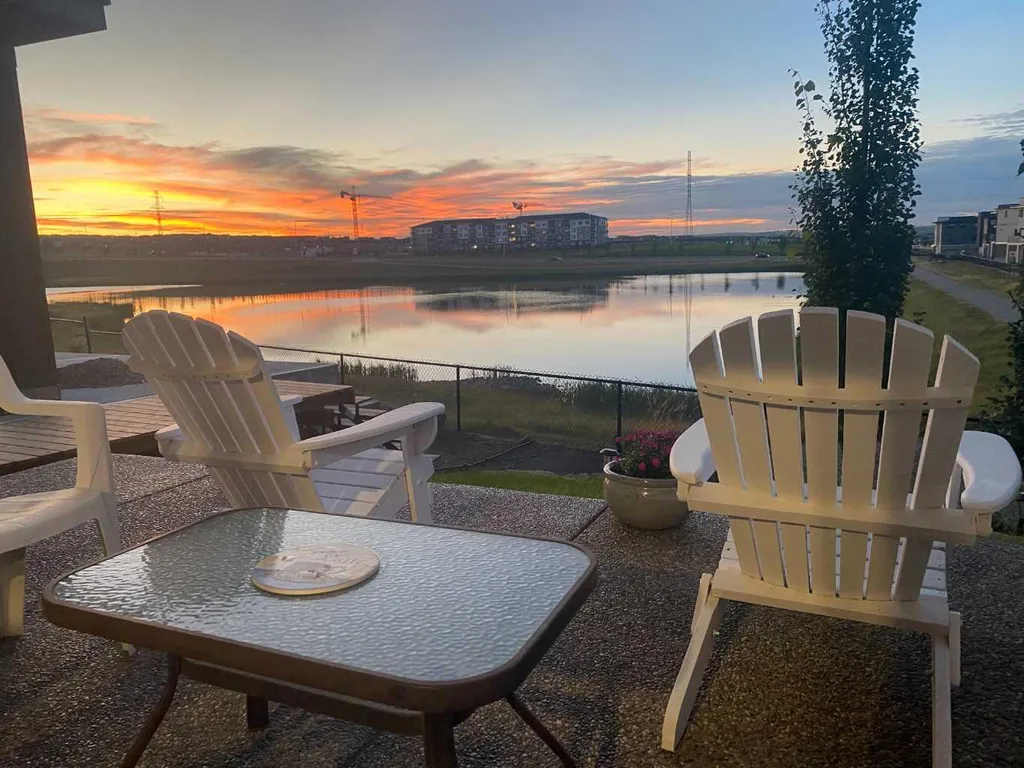 522 Sherwood Boulevard NW Calgary AB T3R 0Y6