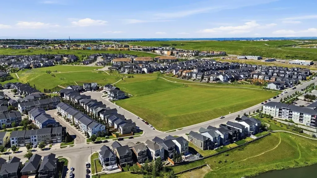 522 Sherwood Boulevard NW Calgary AB T3R 0Y6