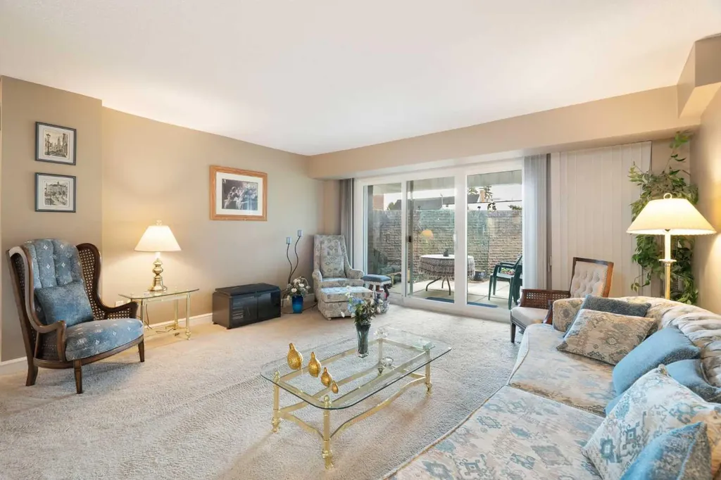 202 Braeglen Close SW Calgary AB T2W 2B1