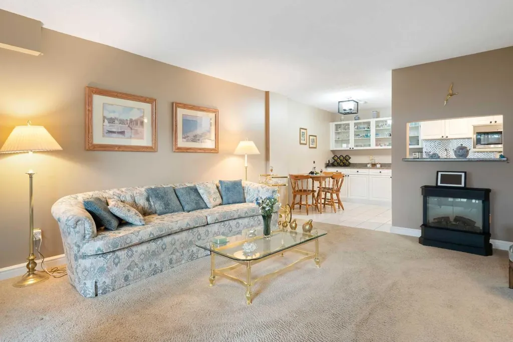 202 Braeglen Close SW Calgary AB T2W 2B1