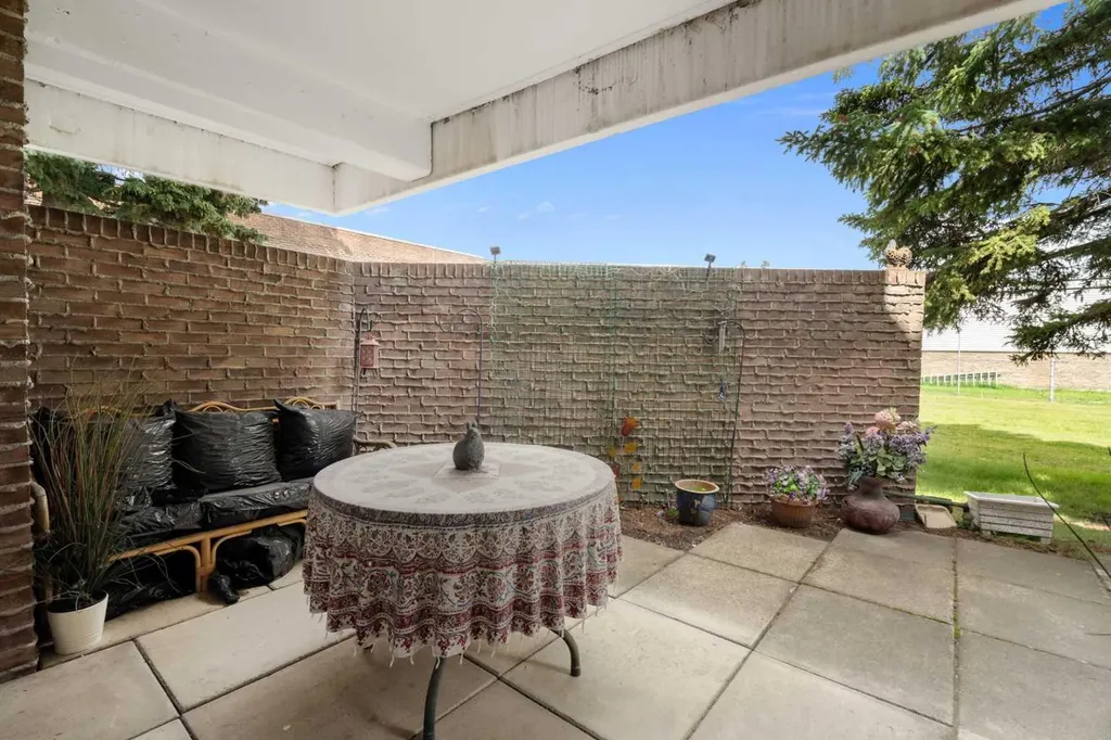 202 Braeglen Close SW Calgary AB T2W 2B1
