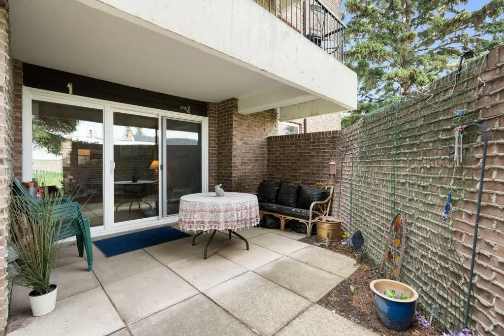 202 Braeglen Close SW Calgary AB T2W 2B1