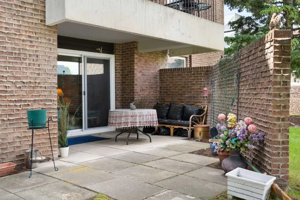 202 Braeglen Close SW Calgary AB T2W 2B1